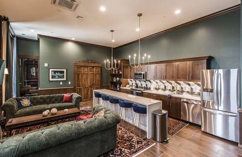 Downtown Nashville Apartment | Welcome to the legendary Southern Turf Building, a historic gem located in downtown Nashville.