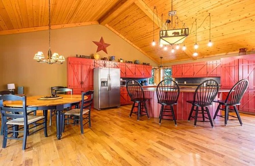 Clarkesville Cabin | Welcome to the Red Star Lodge near Helen, Georgia, a friends and family retreat!
