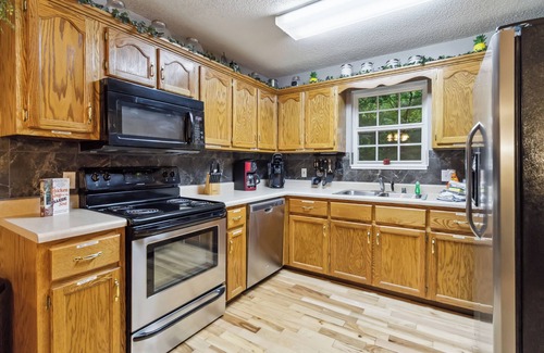 Sloans Valley Cabin | Welcome to “The Retreat on the Hill” – Your Peaceful Lakeside Getaway
