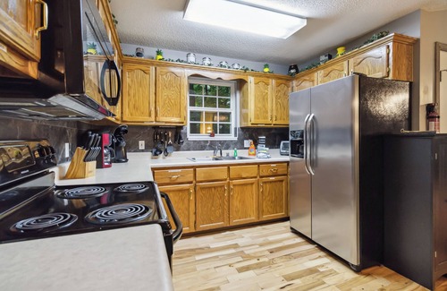 Sloans Valley Cabin | Welcome to “The Retreat on the Hill” – Your Peaceful Lakeside Getaway
