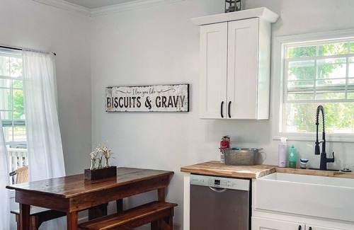 Downtown House | Welcome to the Riverside Residence in Charming Columbia TN! NEWLY RENOVATED