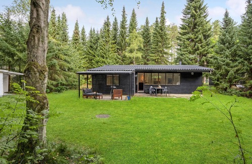 Ebdrup House | Welcome to this quiet cottage surrounded by trees near Mols Bjerge National Park.
