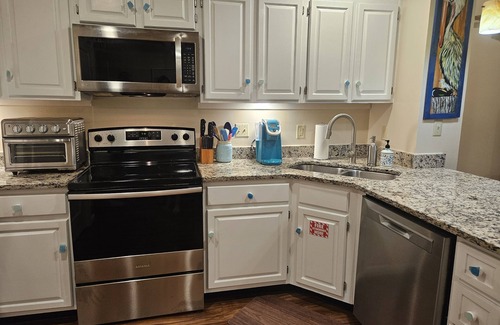 East End House | Welcome to Sea Glass 💎1 Bed, 1 Bath, Sleeps 4. Close to beach, pool access.