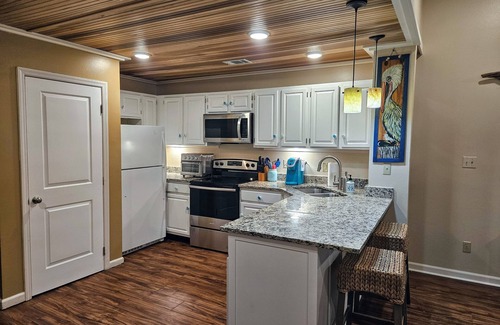 East End House | Welcome to Sea Glass 💎1 Bed, 1 Bath, Sleeps 4. Close to beach, pool access.