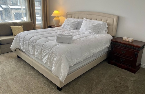 Beamsville House | Welcome to Vista Ridge! King Size Bed Near it All