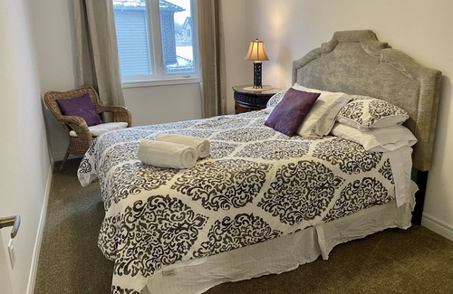 Beamsville House | Welcome to Vista Ridge! King Size Bed Near it All