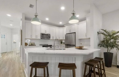 Bahama Beach House | Welcome to Wastin' Away! Prvt Pool 2Min wlk to Bch