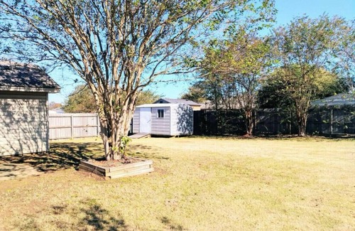 Gunter Afs House | Welcome to Whispering Oaks Retreat! Unwind in this charming 3BR/2BA home.