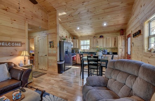 Murphy Cabin | Welcome to Whispering Pines! - King Bed! Bunk Beds! Fenced yard! Pet Friendly!