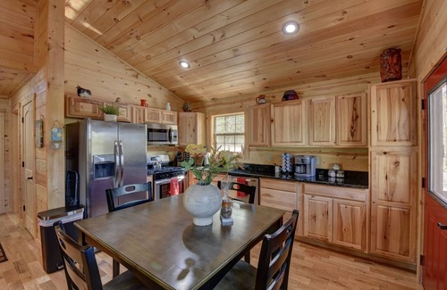 Murphy Cabin | Welcome to Whispering Pines! - King Bed! Bunk Beds! Fenced yard! Pet Friendly!