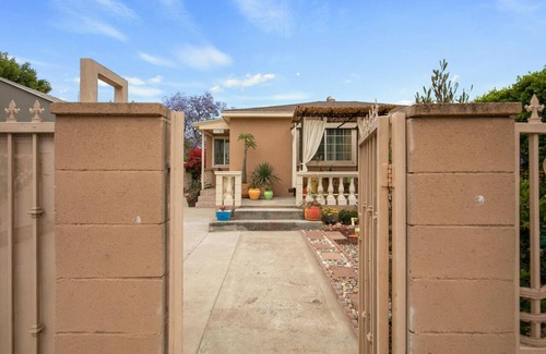 North Hollywood House | Welcome to your cozy corner away from home