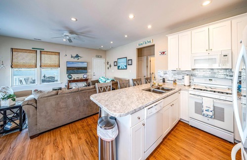 Cape May Court House House | Welcome to your dream vacation rental in Avalon Manor! This charming Bayfront property is the.