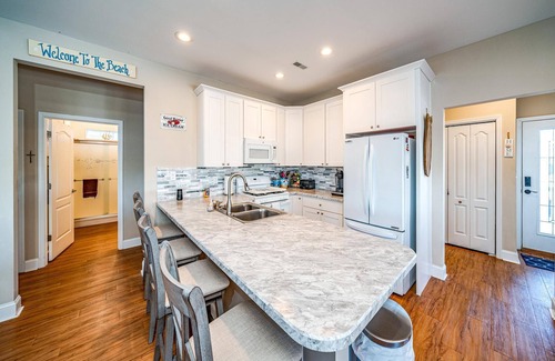 Cape May Court House House | Welcome to your dream vacation rental in Avalon Manor! This charming Bayfront property is the.