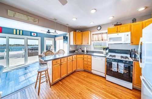 Cape May Court House House | Welcome to your seasonal retreat in Avalon Manor! This Bayfront home is the perfect getaway for you.