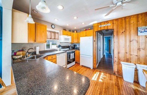 Cape May Court House House | Welcome to your seasonal retreat in Avalon Manor! This Bayfront home is the perfect getaway for you.