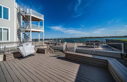 Cape May Court House House | Welcome to your seasonal retreat in Avalon Manor! This Bayfront home is the perfect getaway for you.