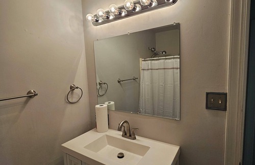 Mosby House | Welcome to Your Tranquil Retreat in Northside.