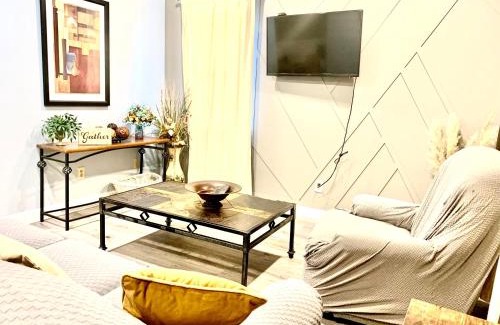 Berclair House | Welcome travel workers, King bed, 2br 1 ,5 ba, 4beds sleep 5, Valero, Blue oval
