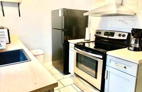 Berclair House | Welcome travel workers, King bed, 2br 1 ,5 ba, 4beds sleep 5, Valero, Blue oval