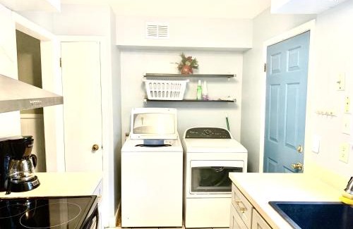 Berclair House | Welcome travel workers, King bed, 2br 1 ,5 ba, 4beds sleep 5, Valero, Blue oval