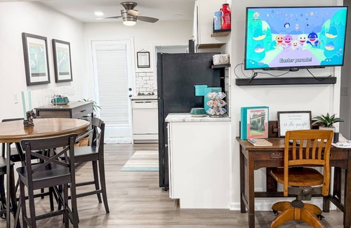 Shelbyville House | WelcomeTreatsWaiting| CentralLocation| Comfortable