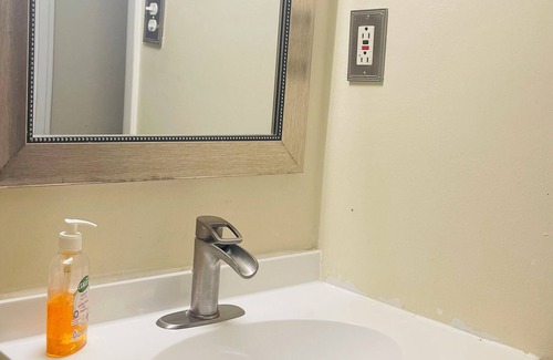 Lansdowne Apartment | Welcoming 2-bedroom apartment with AC in Lansdowne