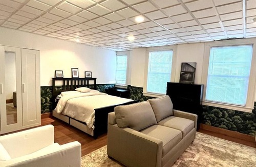 New Haven House | Welcoming 4-bedroom For Yale Guests: Spacious and Cozy Stay