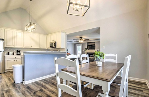Apex House | Welcoming Abode w/Yard ~ 1 Mi to Dtwn Apex!