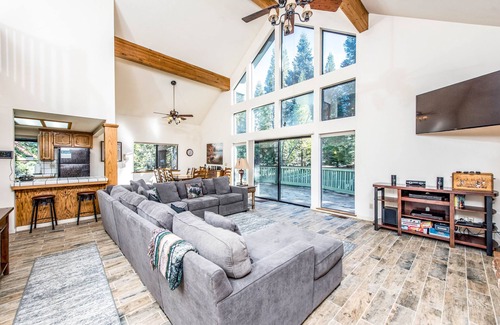 Shaver Lake Cabin | Welcoming Cabin with WiFi, Spacious Deck, & Outdoor Seating