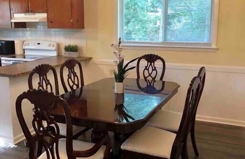 Cary House | ★Welcoming Cary Townhome★King Bed★Long Term Stays★