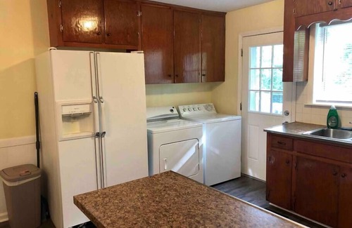 Cary House | ★Welcoming Cary Townhome★King Bed★Long Term Stays★