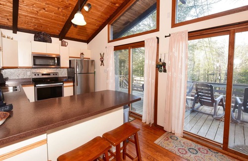 Eidelweiss Village Ski Chalet | Welcoming Chalet Close to the Beach, Pet Friendly, Fire Pit, 2 Person Kayak