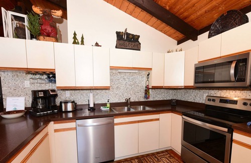 Eidelweiss Village Ski Chalet | Welcoming Chalet Close to the Beach, Pet Friendly, Fire Pit, 2 Person Kayak