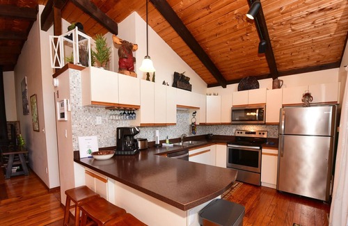 Eidelweiss Village Ski Chalet | Welcoming Chalet Close to the Beach, Pet Friendly, Fire Pit, 2 Person Kayak