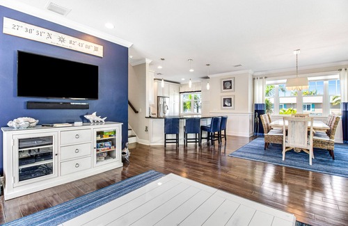 Holmes Beach Villa | Welcoming condo close to the beach with private heated pool & WiFi