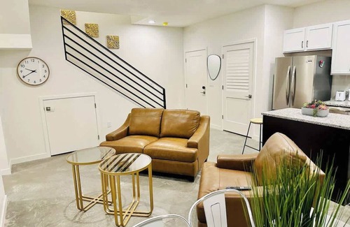 Old Southwest House | Welcoming Cozy Haven, Pets Ok,Sleeps 7