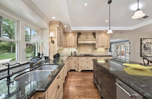Fair Oaks House | Welcoming Mansion Estate with AC, Pool and Backyard in Menlo Park