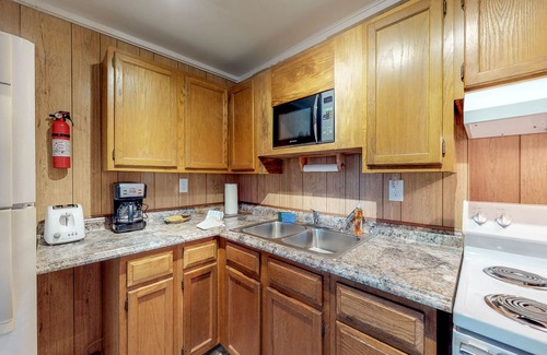Leesville House | Welcoming retreat with dock & boat ramp - prime lakefront location