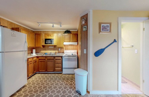 Leesville House | Welcoming retreat with dock & boat ramp - prime lakefront location