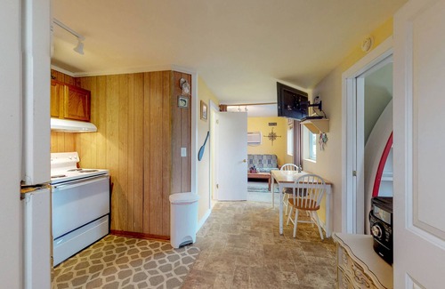 Leesville House | Welcoming retreat with dock & boat ramp - prime lakefront location