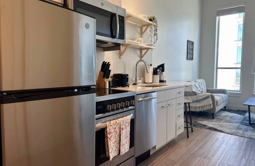River North Art District Apartment | Welcoming Studio in Rino
