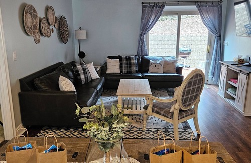 Guntersville House | Welcoming three bedroom home located just 1.2 miles from public boat launch.