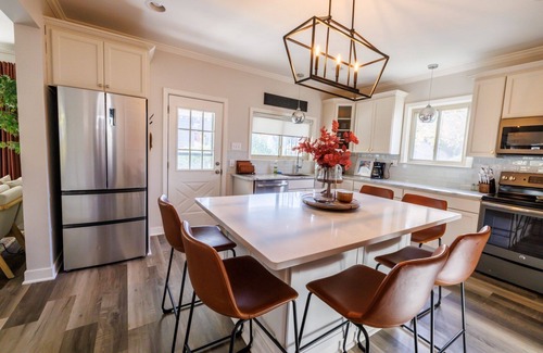 Mount Clemens House | Welcoming updated modern 3-bedroom house in Mount Clemens