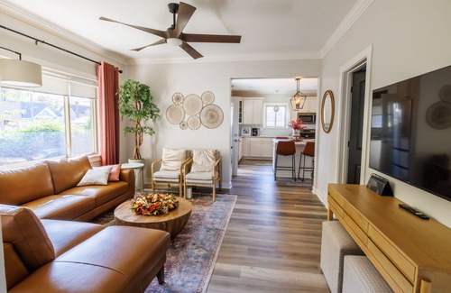 Mount Clemens House | Welcoming updated modern 3-bedroom house in Mount Clemens
