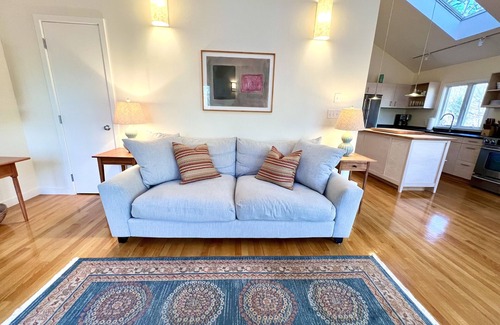 Vineyard Haven House | Well-Appointed 3 bedrm 4 bathrm with AC and 50+ 5-star reviews!