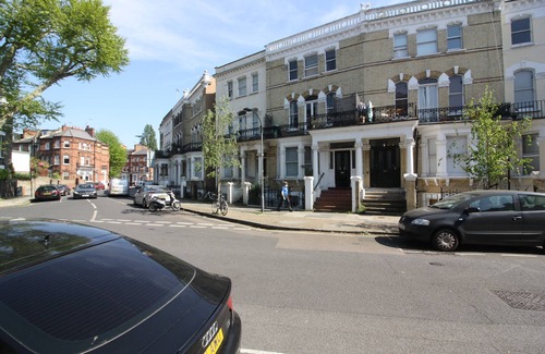 West Kensington Apartment | Well appointed Garden Condo in Kensington Olympia