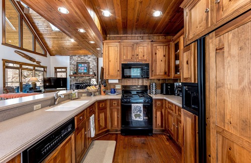 Lake Toxaway Cottage | Well-appointed home moments from award-winning Lake Toxaway Country Club.