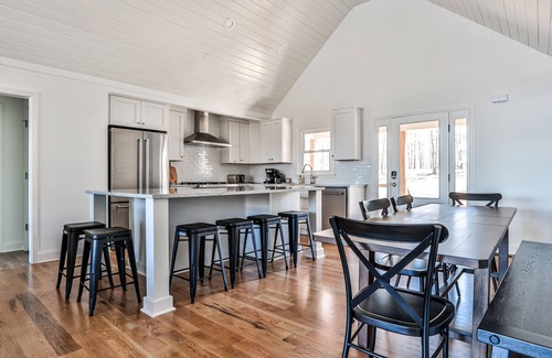 Lake Oconee House | Well-appointed Lake Oconee retreat in a great location!