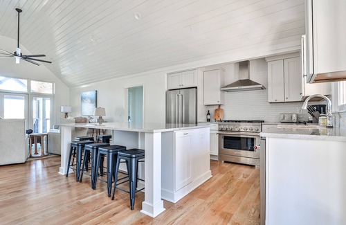 Lake Oconee House | Well-appointed Lake Oconee retreat in a great location!