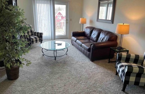 Oshkosh Apartment | Well Equipped 2BD/2BA Residence Near Downtown